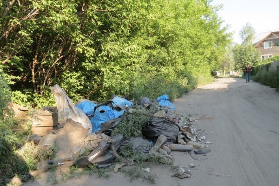 Мусор, собранный барнаульскими блогерами в ходе "Спасения Пивоварки", до сих пор не вывезен на свалку. Фото.