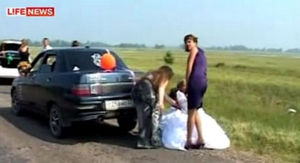 Свадебные автомобили разбились в Алтайском крае: два человека погибли. Фото и видео.