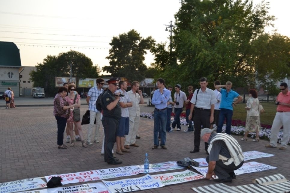 В Барнауле в поддержку фигурантов дела о массовых беспорядках на Болотной площади 6 мая 
провели пикет в форме трагифарса.