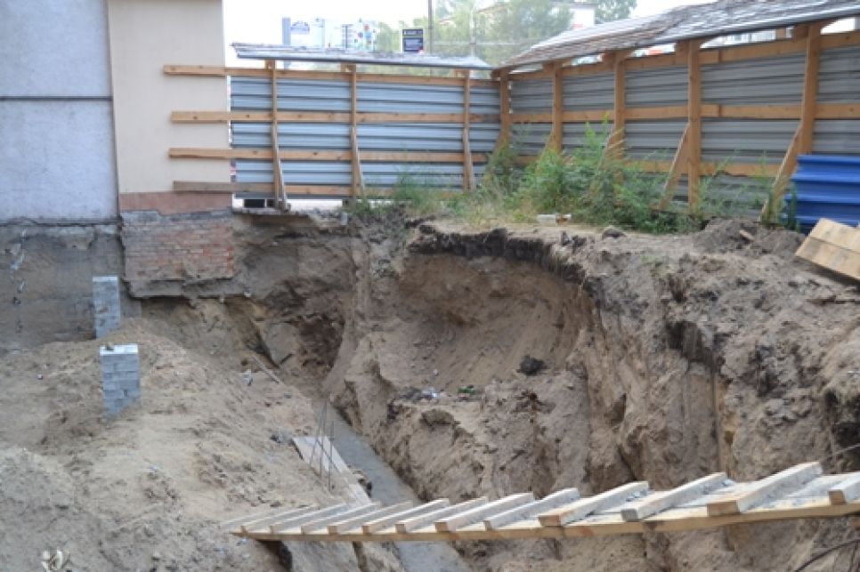 В Барнауле жители одной из многоэтажек охраняют свой дом от точечной застройки. Фото.