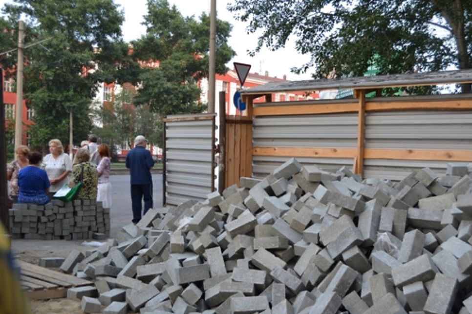 В Барнауле жители одной из многоэтажек охраняют свой дом от точечной застройки. Фото.
