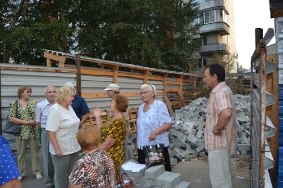 В Барнауле жители одной из многоэтажек охраняют свой дом от точечной застройки. Фото.