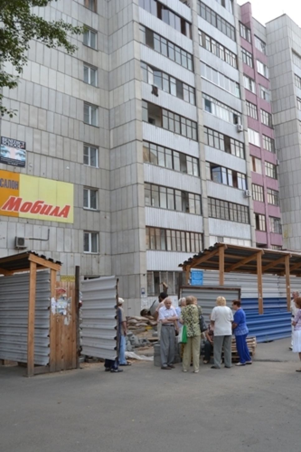 В Барнауле жители одной из многоэтажек охраняют свой дом от точечной застройки. Фото.