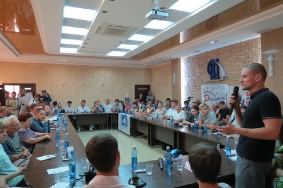 Лидер "Левого фронта" Сергей Удальцов призвал барнаульских "несогласных" участвовать в "Марше миллионов".