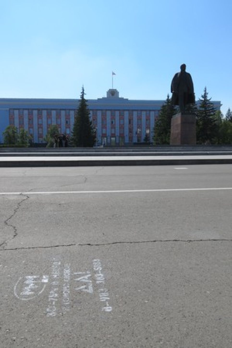 Сити-менеджер Барнаула призвал полицию бороться с рекламой на асфальте, агитирующей вступать 
в МММ и "не платить за секс". Фото.