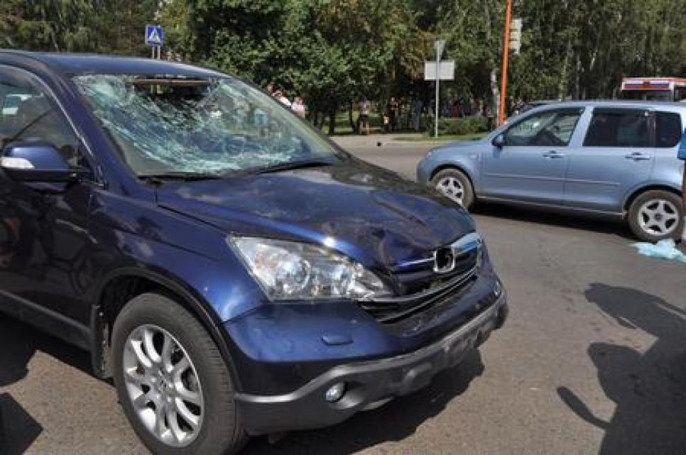 Подробности ДТП у "Европы" в Барнауле: 23-летняя водитель иномарки сбила троих детей, когда они переходили дорогу на "красный" свет. Фото.