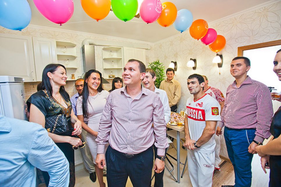 СК Родина вручила первому олимпийскому золотому чемпиону ключи от квартиры и "Мерседес".