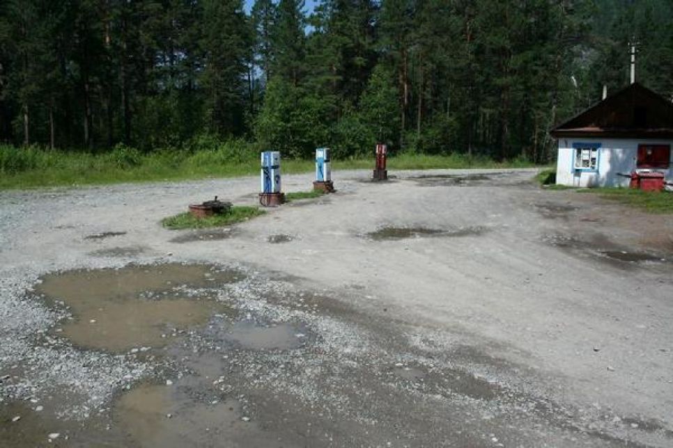 Ряд АЗС в Горном Алтае загрязняют окружающую среду и не платят компенсацию за причиняемый ими ущерб.