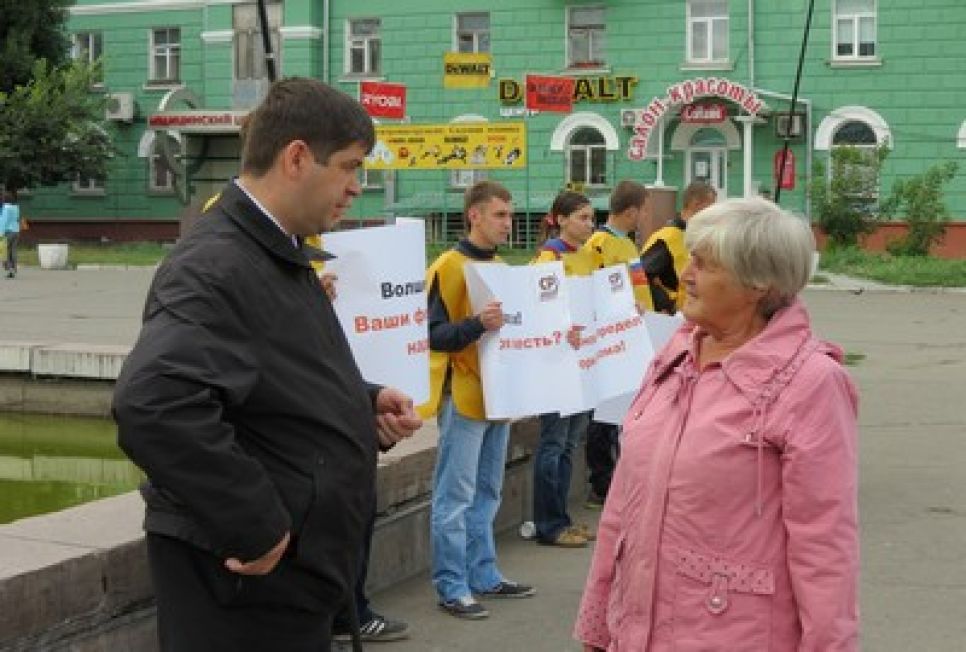 Алтайские "эсеры" провели акцию протеста против отказа Барнаульского горизбиркома в регистрации кандидатов-одномандатников на выборах 
депутатов гордумы.
