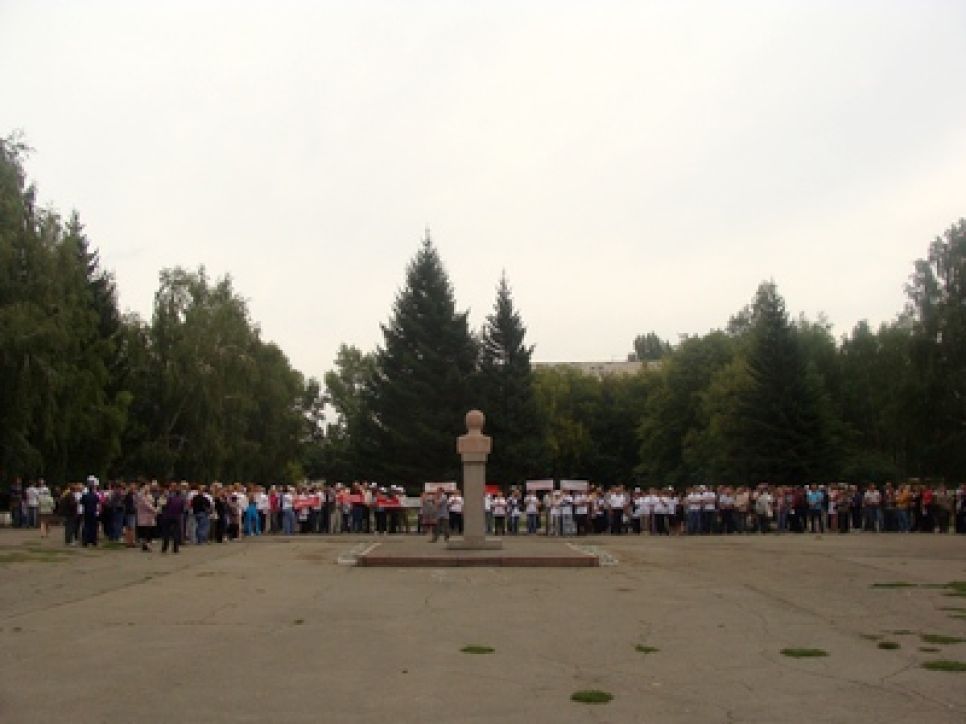 В Барнауле прошел пикет работников "Изумрудной страны": чиновник горадминистрации назвал его "спектаклем". Фото.