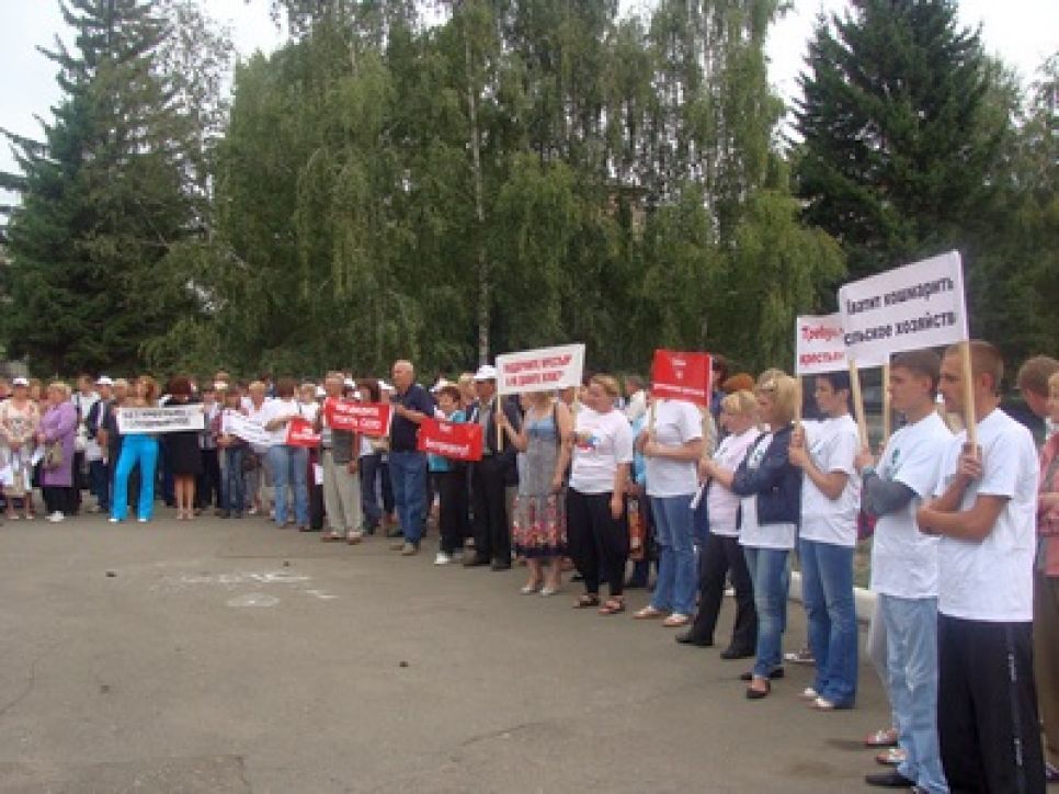 В Барнауле прошел пикет работников "Изумрудной страны": чиновник горадминистрации назвал его "спектаклем". Фото.