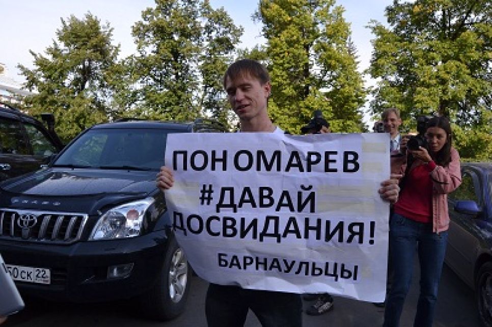 "Белый поток" проехал через Барнаул. Илья Пономарев и Михаил Шнейдер пообщались с барнаульцами и рассказали, зачем они приехали на Алтай. Фото.