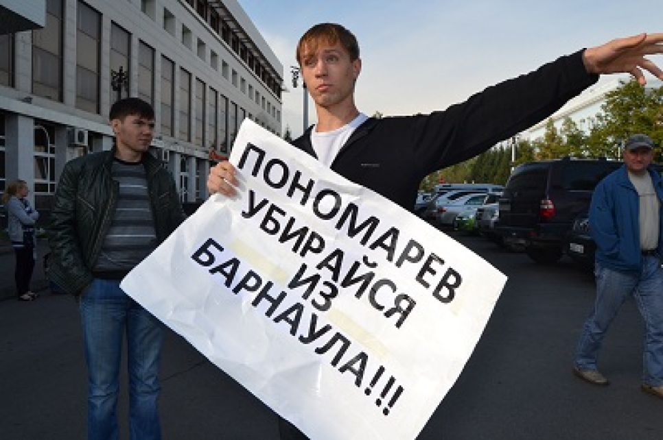 "Белый поток" проехал через Барнаул. Илья Пономарев и Михаил Шнейдер пообщались с барнаульцами и рассказали, зачем они приехали на Алтай. Фото.
