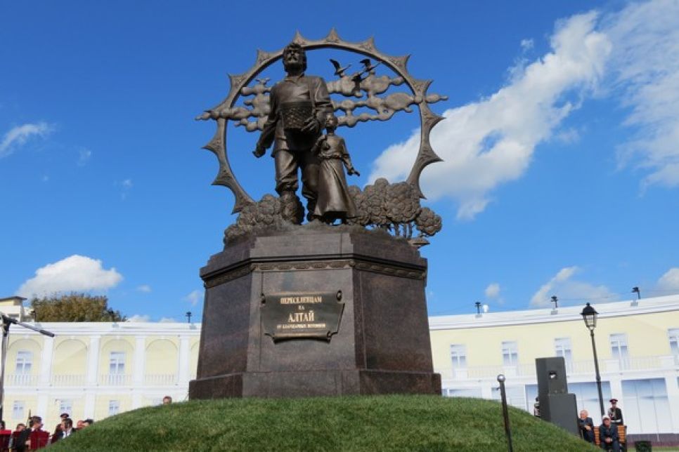 "Нам еще постигать 
и постигать его многомерную философскую суть": фоторепортаж с открытия памятника "Его Величеству Крестьянину" в Барнауле.