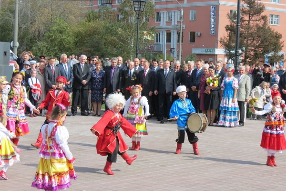 "Нам еще постигать 
и постигать его многомерную философскую суть": фоторепортаж с открытия памятника "Его Величеству Крестьянину" в Барнауле.