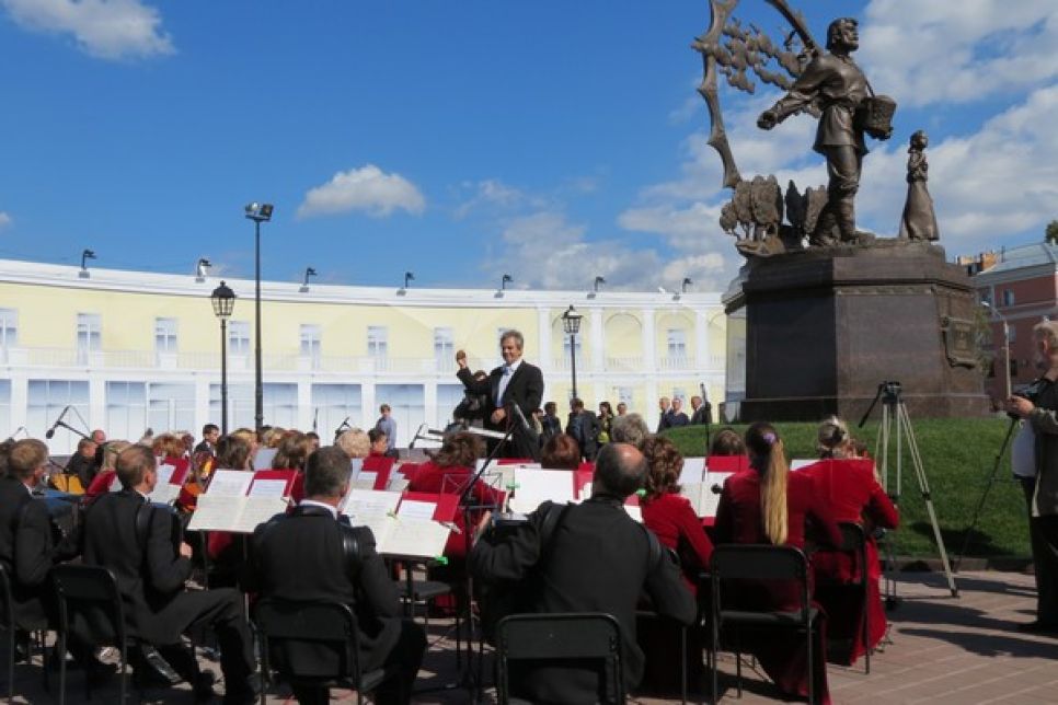"Нам еще постигать 
и постигать его многомерную философскую суть": фоторепортаж с открытия памятника "Его Величеству Крестьянину" в Барнауле.