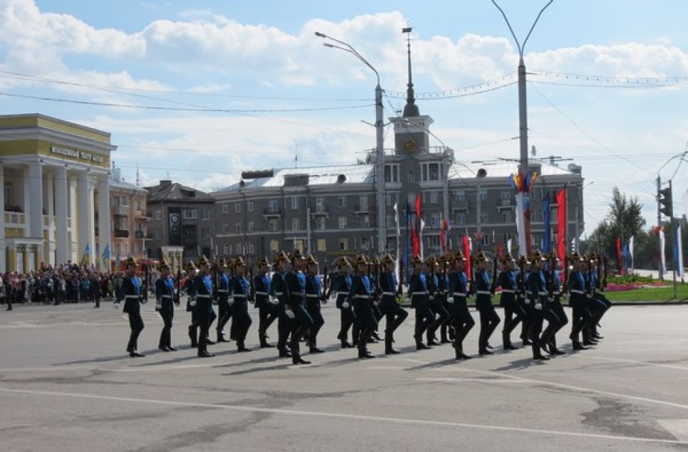 "Нам еще постигать 
и постигать его многомерную философскую суть": фоторепортаж с открытия памятника "Его Величеству Крестьянину" в Барнауле.
