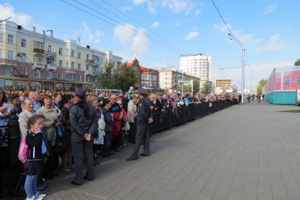 "Нам еще постигать 
и постигать его многомерную философскую суть": фоторепортаж с открытия памятника "Его Величеству Крестьянину" в Барнауле.