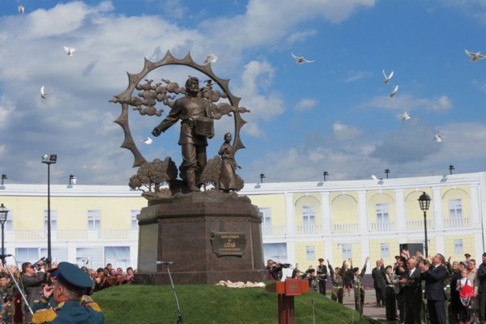 "Нам еще постигать 
и постигать его многомерную философскую суть": фоторепортаж с открытия памятника "Его Величеству Крестьянину" в Барнауле.