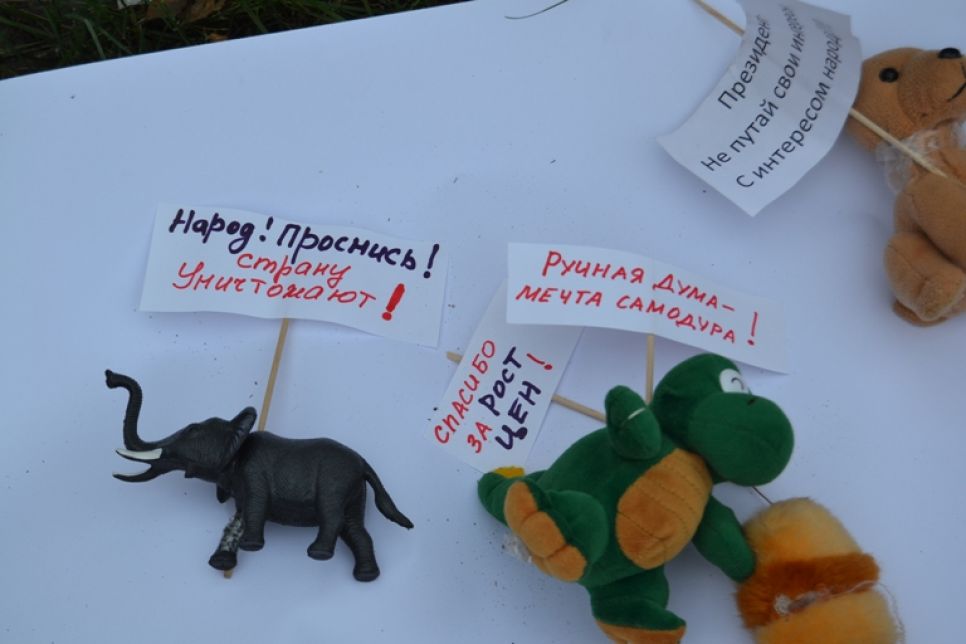 Барнаульские оппозиционеры 15 сентября провели два митинга - "игрушечный" и настоящий. Фото.