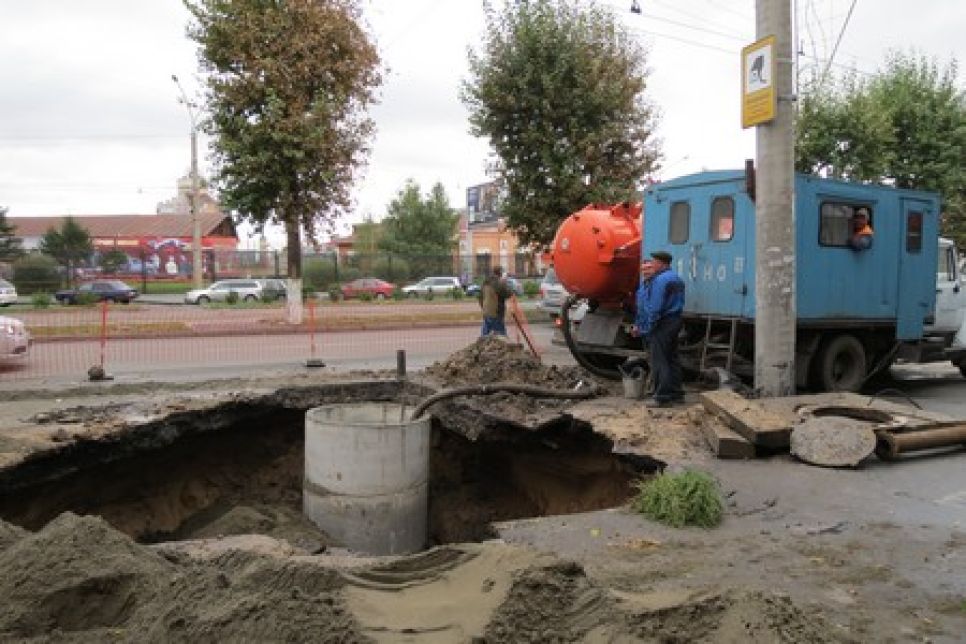 Большой провал образовался на проспекте Ленина в центре Барнаула из-за серьезной аварии на водопроводе. Фото.