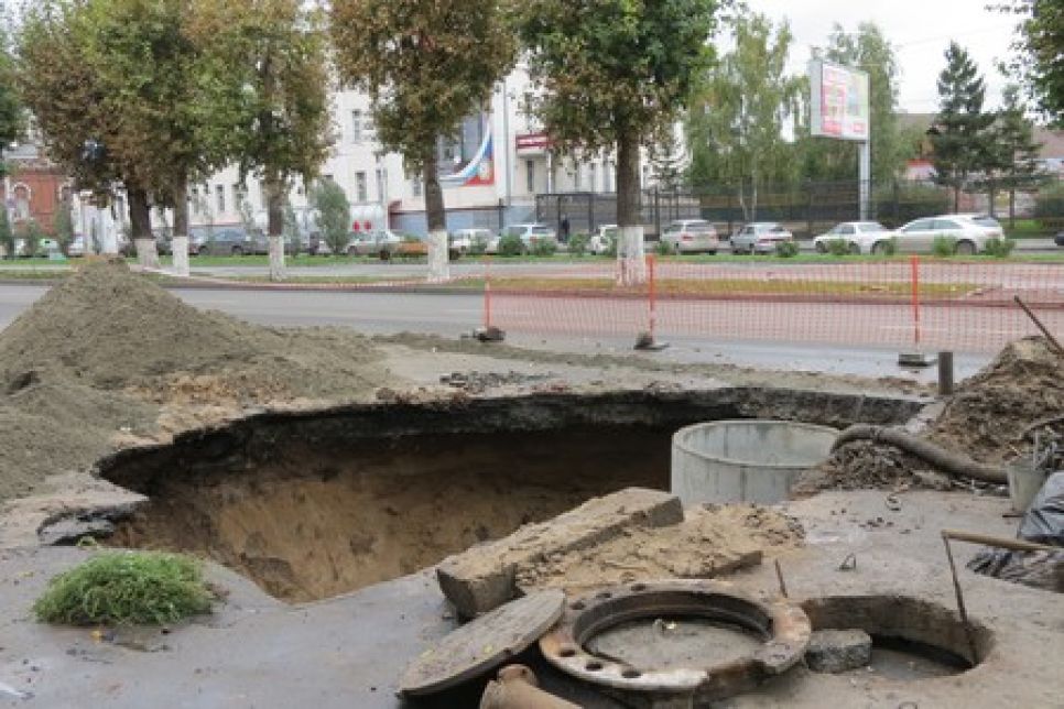 Большой провал образовался на проспекте Ленина в центре Барнаула из-за серьезной аварии на водопроводе. Фото.