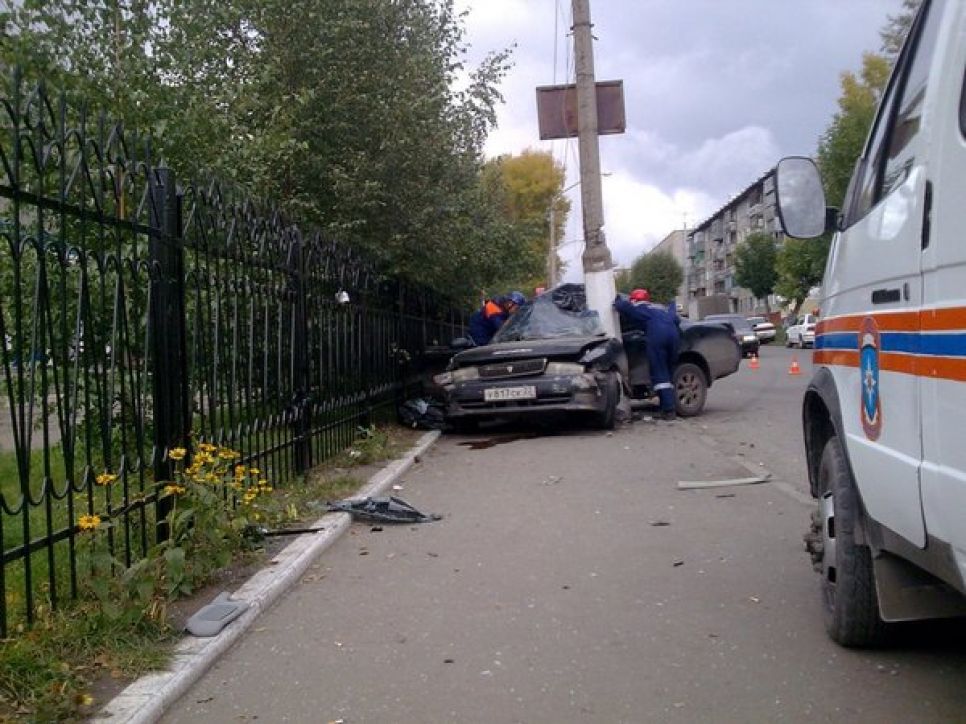 В Барнауле иномарка протаранила столб, один человек погиб. Фото.