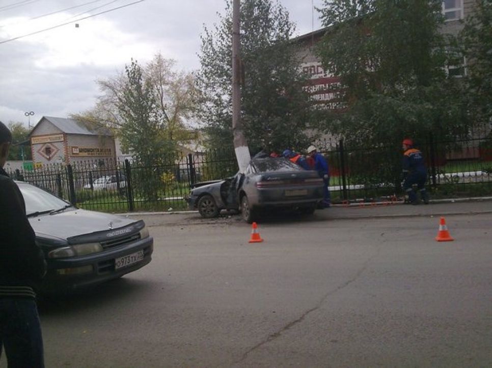 В Барнауле иномарка протаранила столб, один человек погиб. Фото.