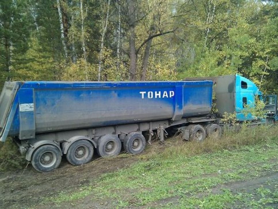 Внедорожник смял "Хонду Фит" после ее столкновения с грузовым автомобилем на трассе М-52. Фото.