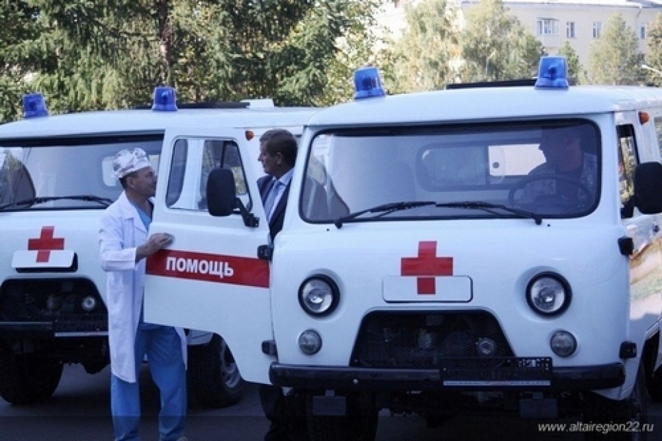Новые машины "скорой помощи" получили 12 районов Алтайского края.