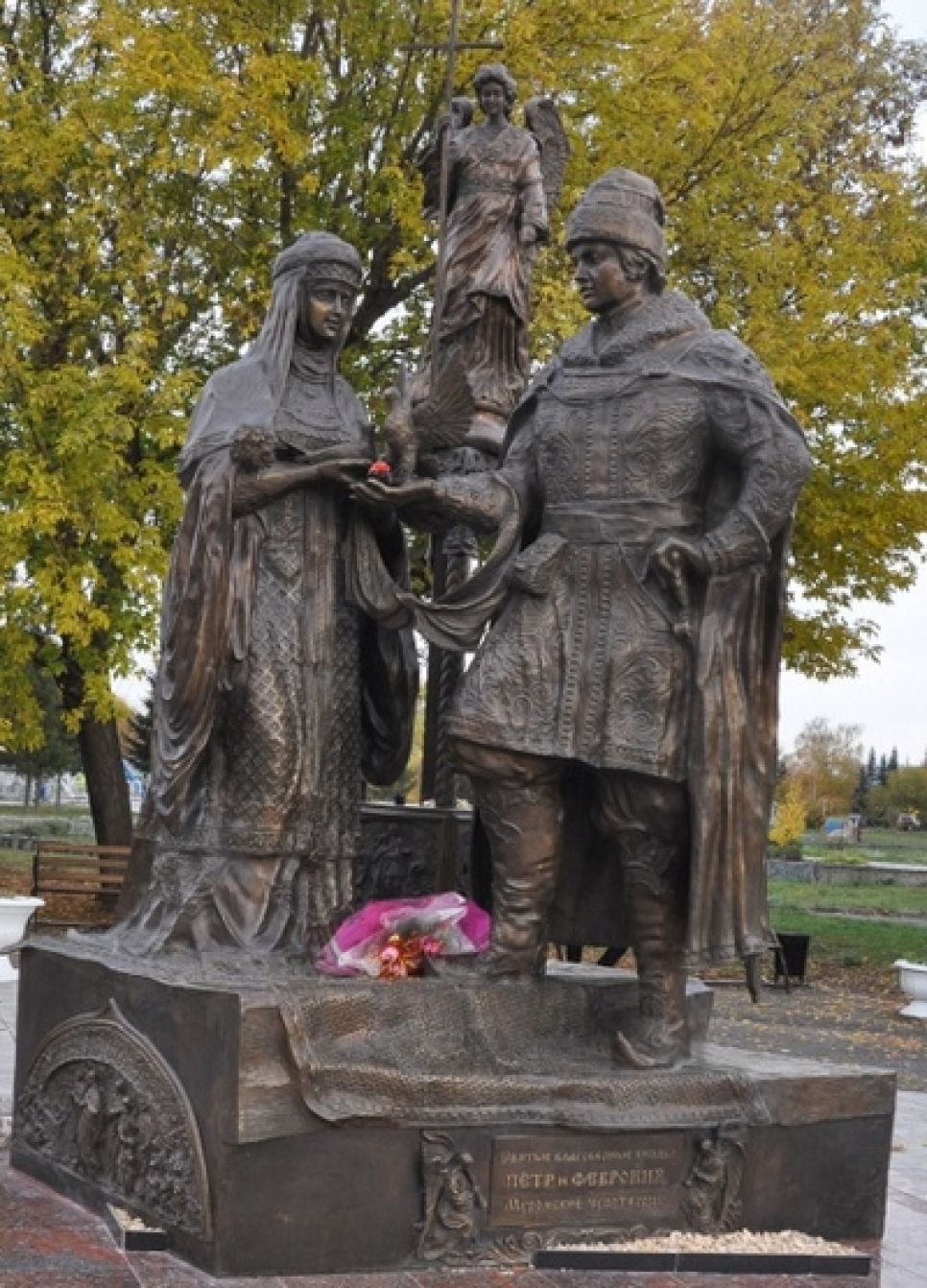 С памятника Петру и Февронии в Бийске срезали крест. Фото.