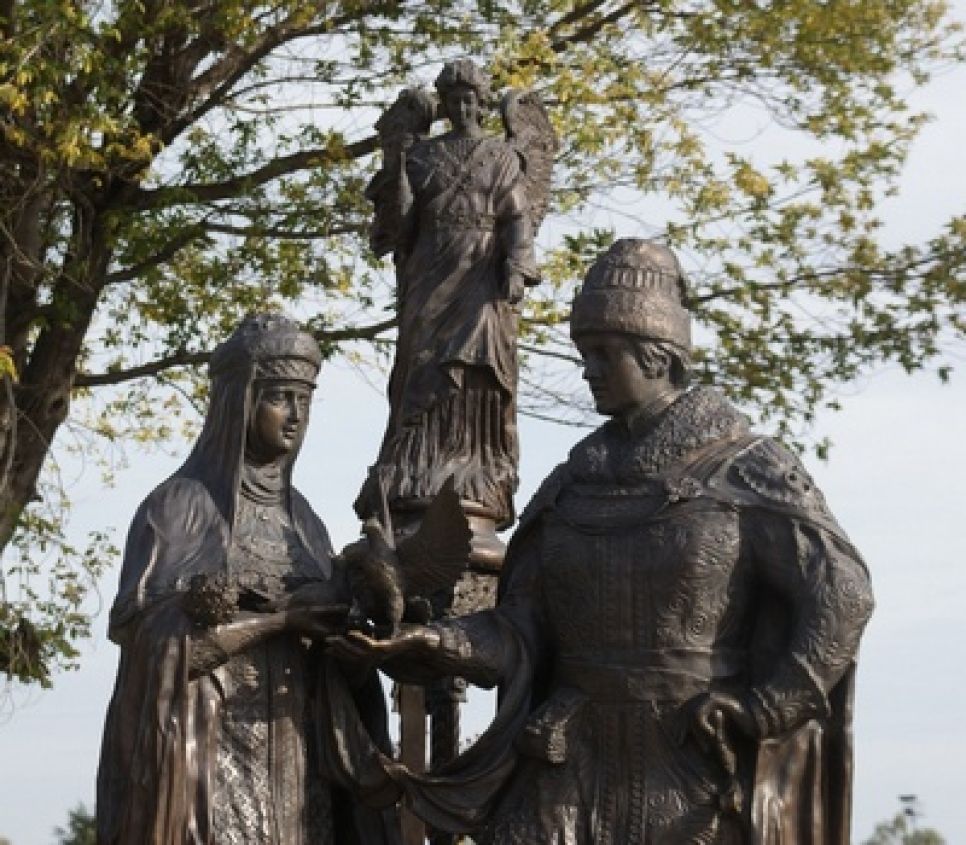 С памятника Петру и Февронии в Бийске срезали крест. Фото.