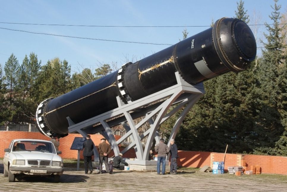 В Бийске поставили памятник оборонной промышленности.