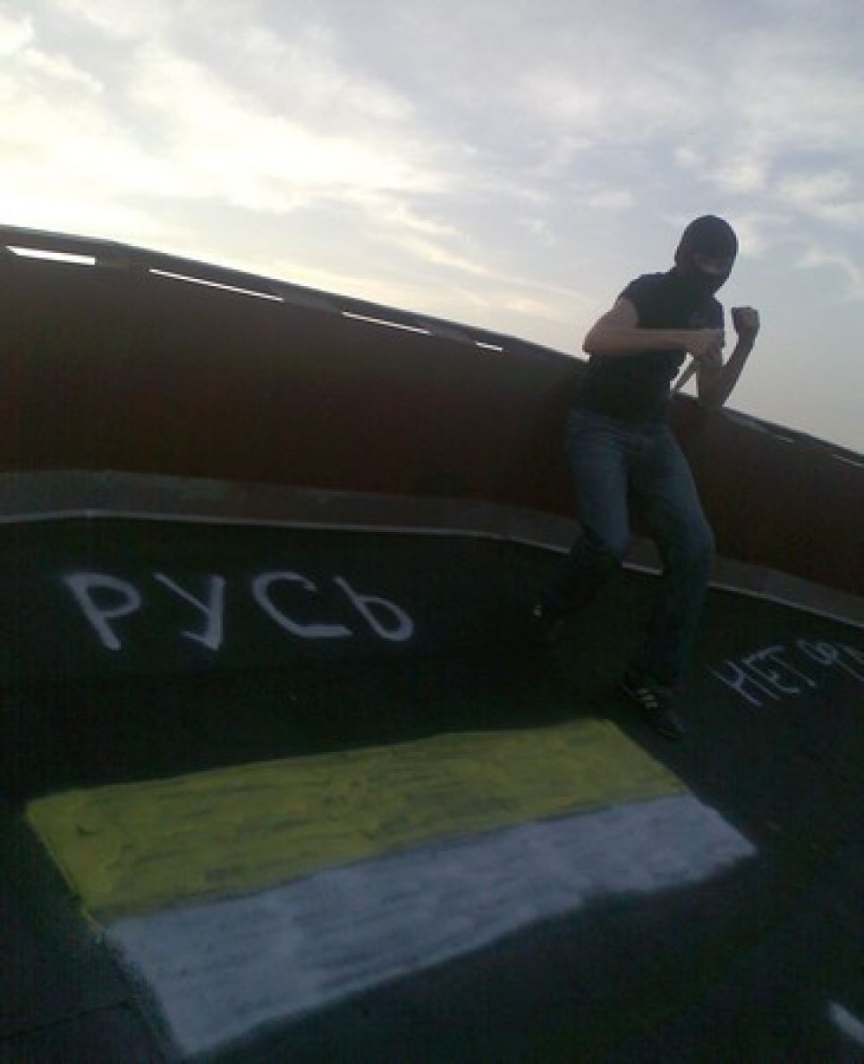 Четверым "граффитистам" за экстремистские надписи в центре Барнаула грозит реальное лишение свободы. Фото.