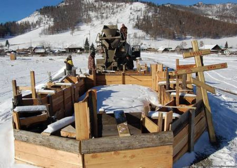 Возведение часовни в память о строителях Чуйского тракта началось на средства автолюбителей из Новосибирска, а также жителей Санкт-Петербурга и Тюменской области. Фото.