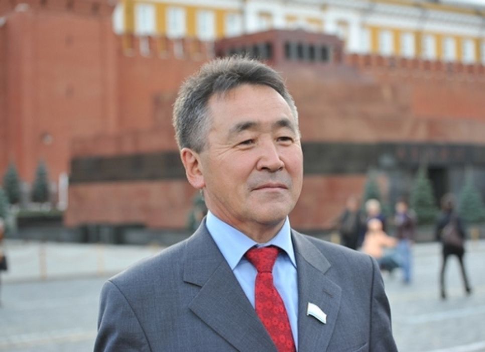Спикер Госсобрания Республики Алтай, неоднократно выступавший против объединения "двух Алтаев", получил краевую награду за "укрепление дружественных связей".