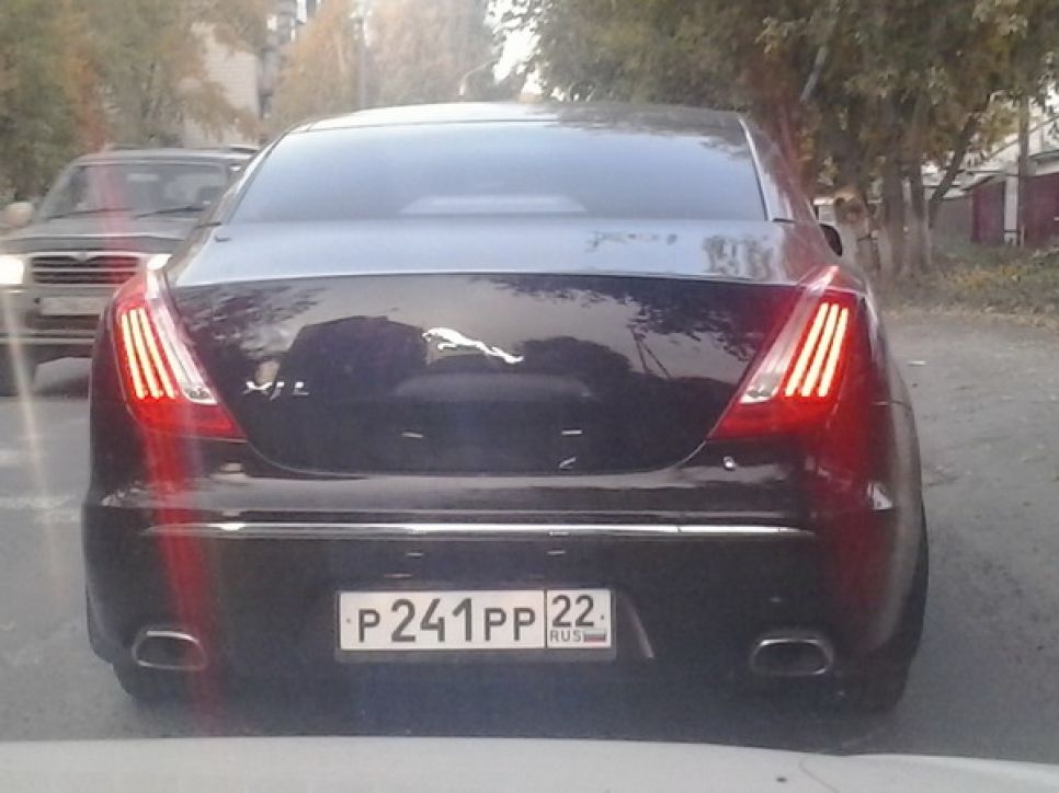Фотоохоту за машинами чиновников устроили автолюбители Алтайского края.