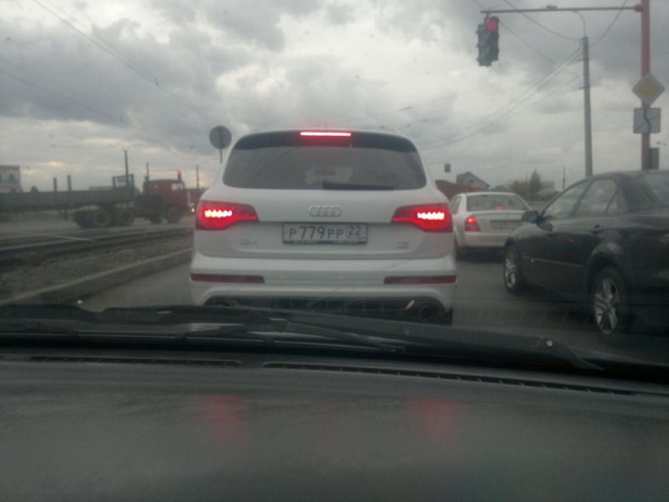 Фотоохоту за машинами чиновников устроили автолюбители Алтайского края.