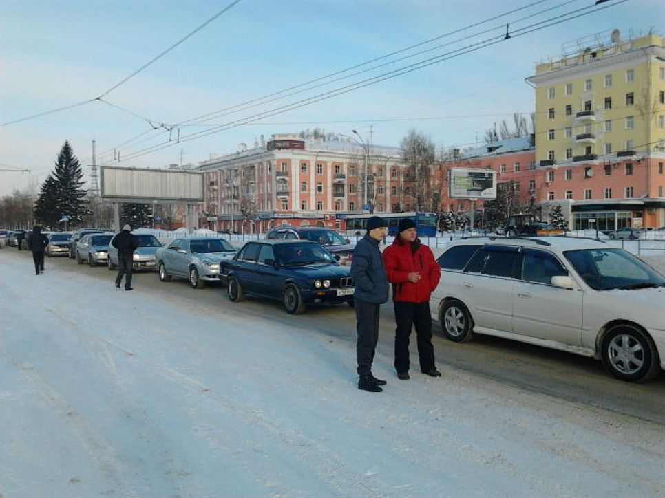 В Барнауле состоялась несанкционированная акция автовладельцев "Против цен на бензин", почти половине участников выписаны штрафы. Фото и видео.