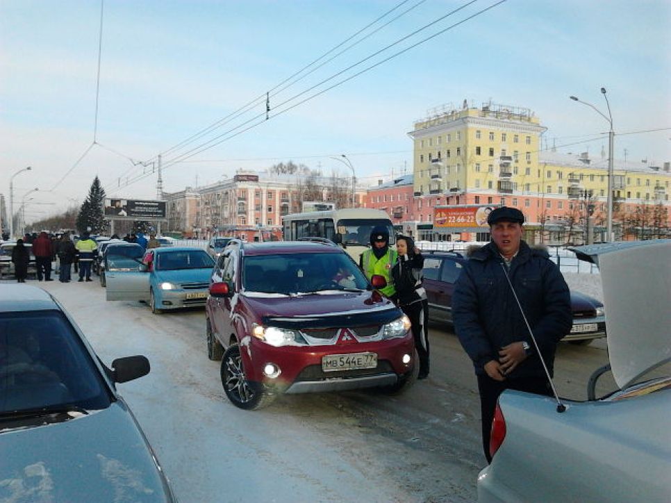В Барнауле состоялась несанкционированная акция автовладельцев "Против цен на бензин", почти половине участников выписаны штрафы. Фото и видео.