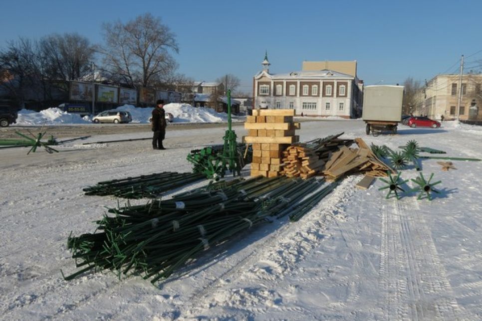 На площади Свободы в Барнауле началось возведение главной новогодней елки города. Фото.