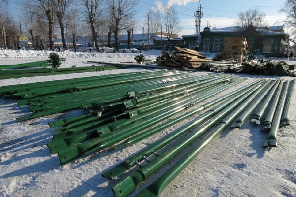 На площади Свободы в Барнауле началось возведение главной новогодней елки города. Фото.