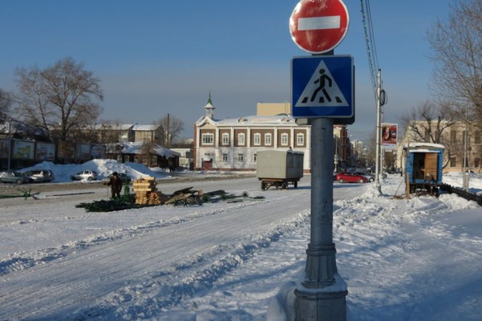 На площади Свободы в Барнауле началось возведение главной новогодней елки города. Фото.