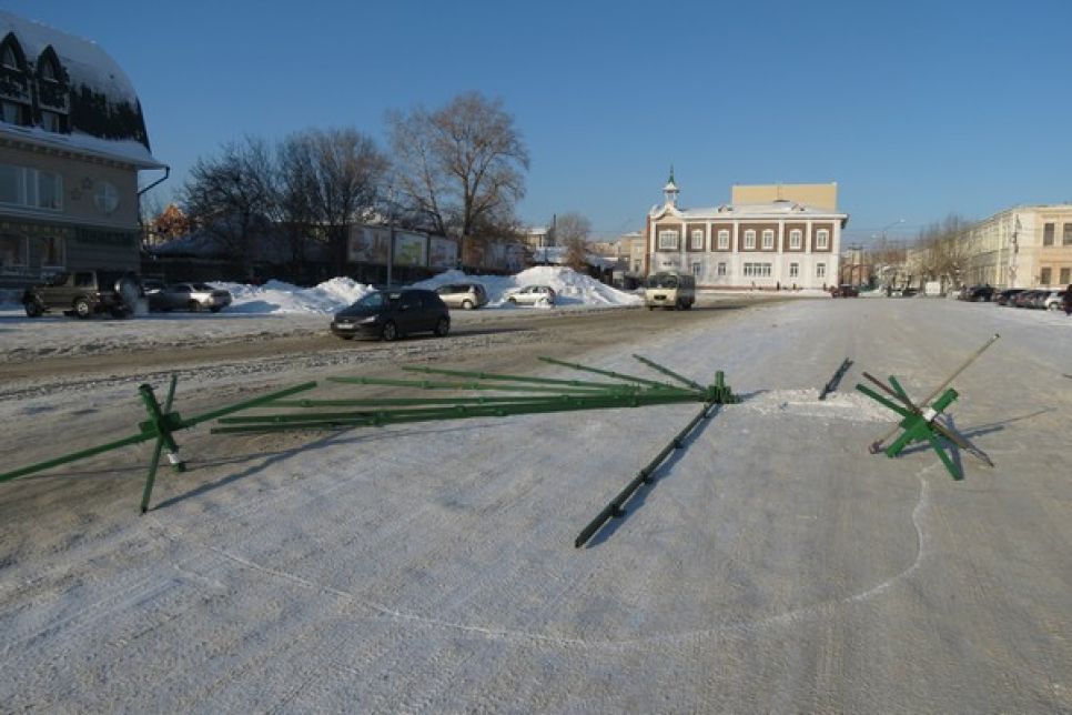На площади Свободы в Барнауле началось возведение главной новогодней елки города. Фото.