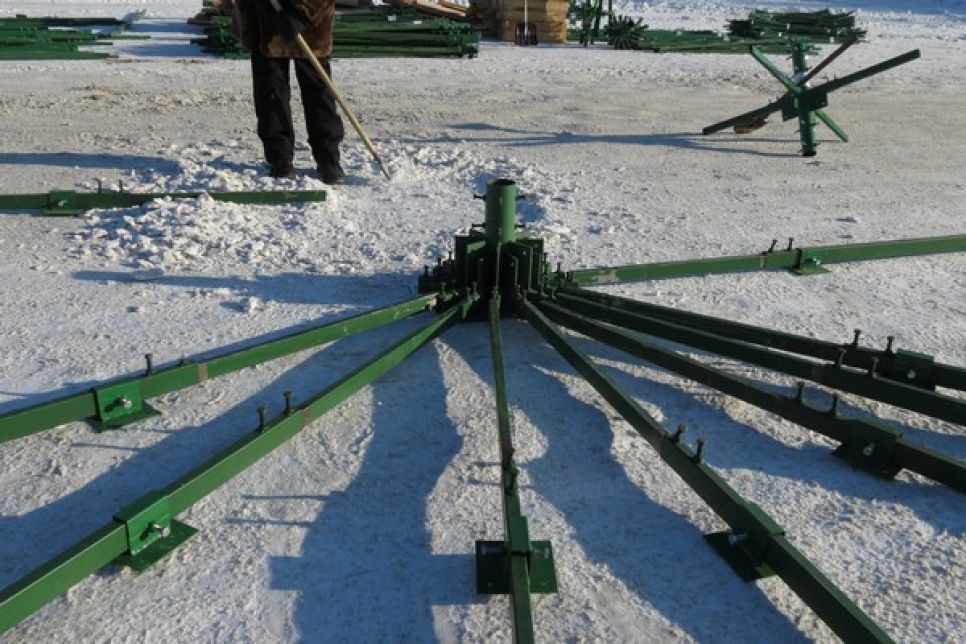 На площади Свободы в Барнауле началось возведение главной новогодней елки города. Фото.