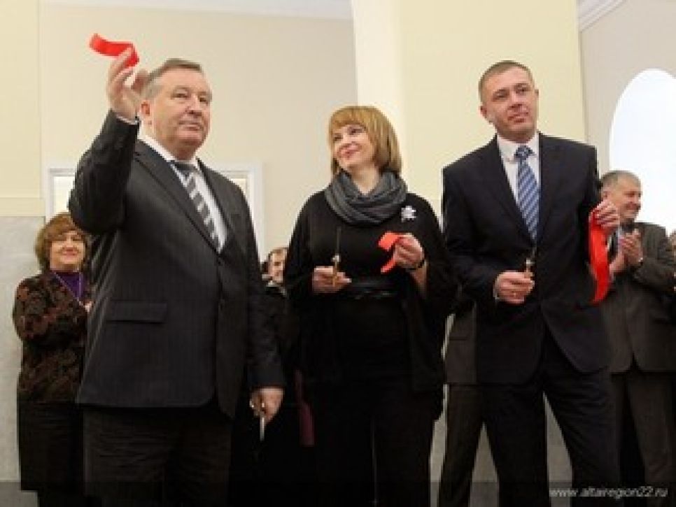 Самодельные туфли по моде и боксерские перчатки, балалайка и ударные, подарки, награды и личные мелочи... Фоторепортаж с открытия мемориального музея Михаила Евдокимова в Алтайском крае.