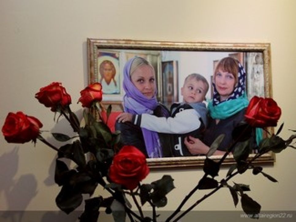 Самодельные туфли по моде и боксерские перчатки, балалайка и ударные, подарки, награды и личные мелочи... Фоторепортаж с открытия мемориального музея Михаила Евдокимова в Алтайском крае.