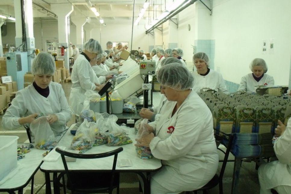Шоколадный батончик, глазированное печенье и 42 конфеты получат к Новому году школьники Алтайского края. Фото.