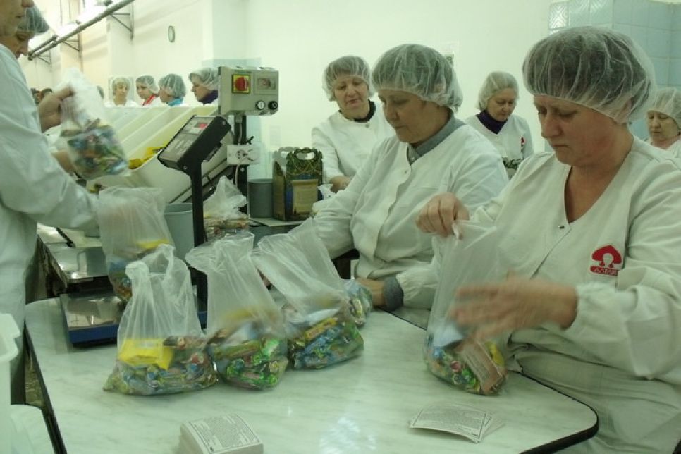 Шоколадный батончик, глазированное печенье и 42 конфеты получат к Новому году школьники Алтайского края. Фото.