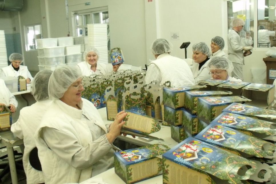 Шоколадный батончик, глазированное печенье и 42 конфеты получат к Новому году школьники Алтайского края. Фото.